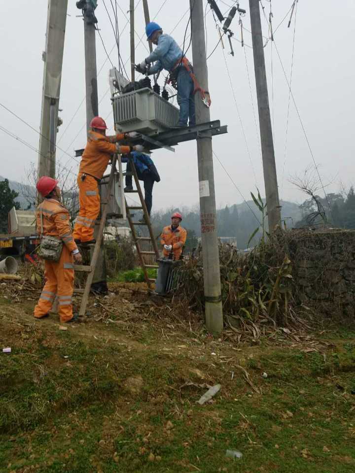 守護(hù)燈火，電力人在行動——松桃供電局一線員工春節(jié)保電側(cè)記