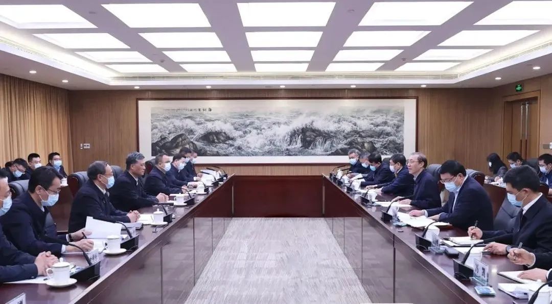 辛保安、張智剛與新疆維吾爾自治區(qū)、新疆生產(chǎn)建設(shè)兵團(tuán)領(lǐng)導(dǎo)會(huì)談