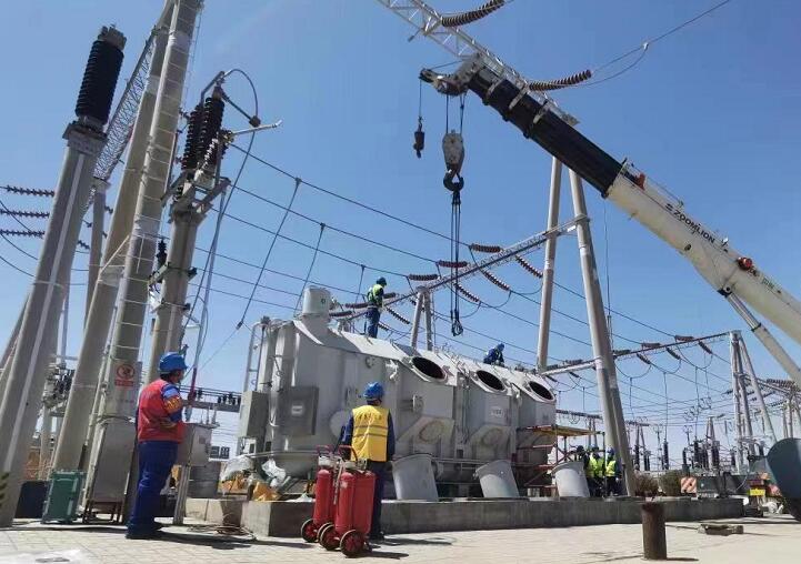 吊罩成功！主變大修工程為“綠色電”保駕護(hù)航