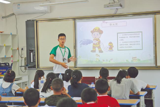 郝明?。簬椭嗳?傳遞更多溫暖
