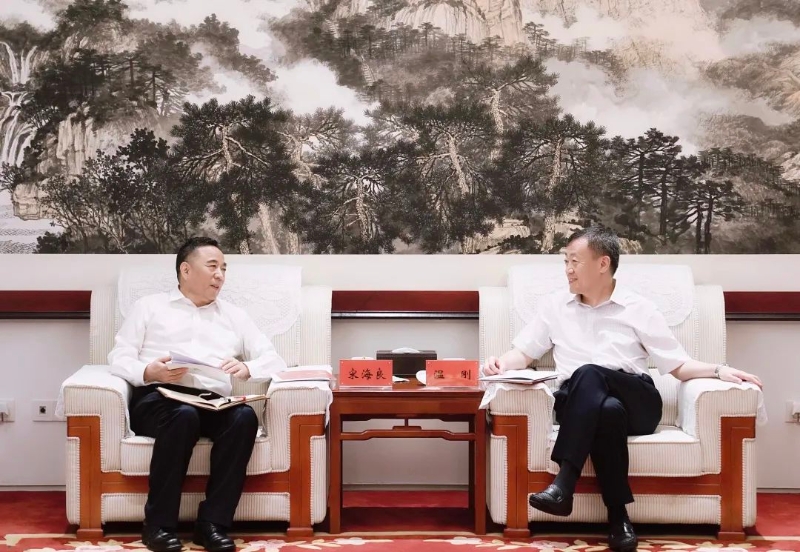 宋海良孫洪水與中國(guó)融通集團(tuán)董事長(zhǎng)溫剛、總經(jīng)理馬正武座談