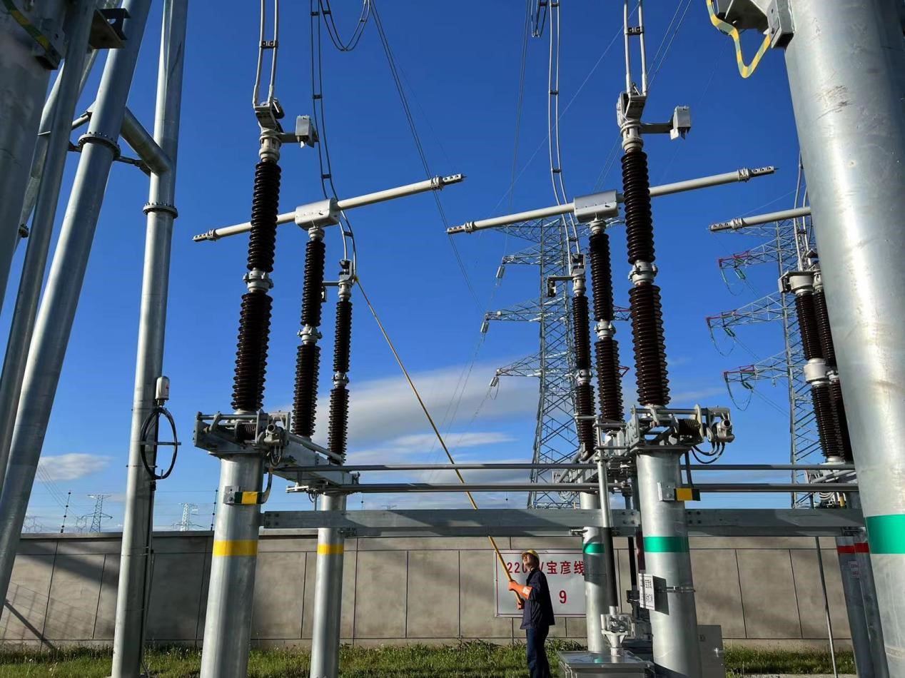 錫林郭勒超高壓供電公司圓滿完成塔寶I、II線間隔啟動(dòng)工作