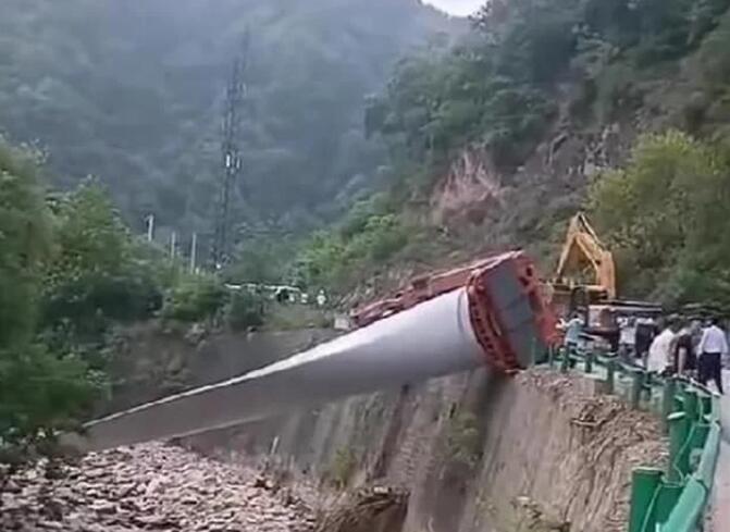 陜西寶雞隴縣：80米風(fēng)電扇葉運(yùn)輸車歪倒，正救援