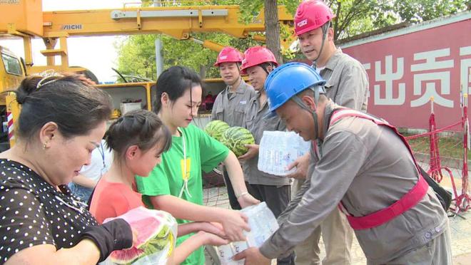四川什邡：電力工人高溫保電忙，社區(qū)群眾熱情慰問表感謝