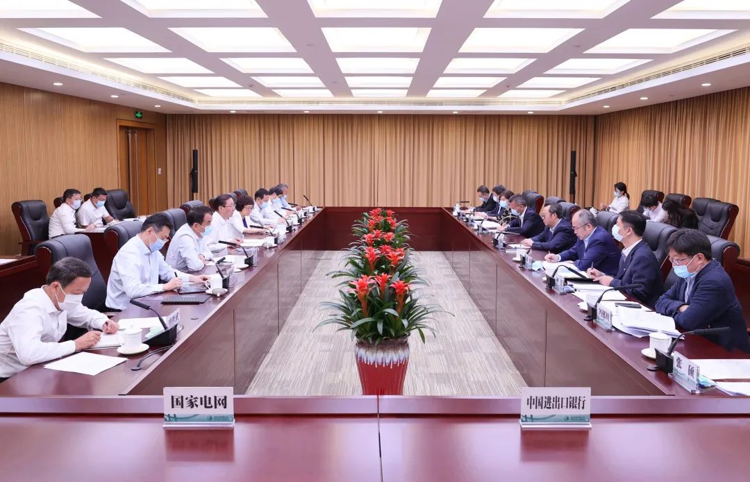 國家電網(wǎng)公司董事長(zhǎng)、黨組書記辛保安與進(jìn)出口銀行董事長(zhǎng)吳富林會(huì)談