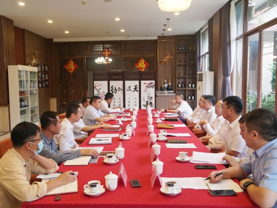 中國(guó)電建黨委常委、副總經(jīng)理徐鵬程與海南萬(wàn)寧市委書記蓋文啟、市長(zhǎng)王三防座談