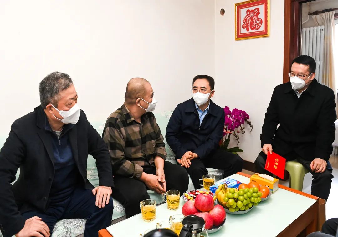 鄒磊、劉明勝走訪慰問退休老領導、勞模遺屬、困難黨員群眾