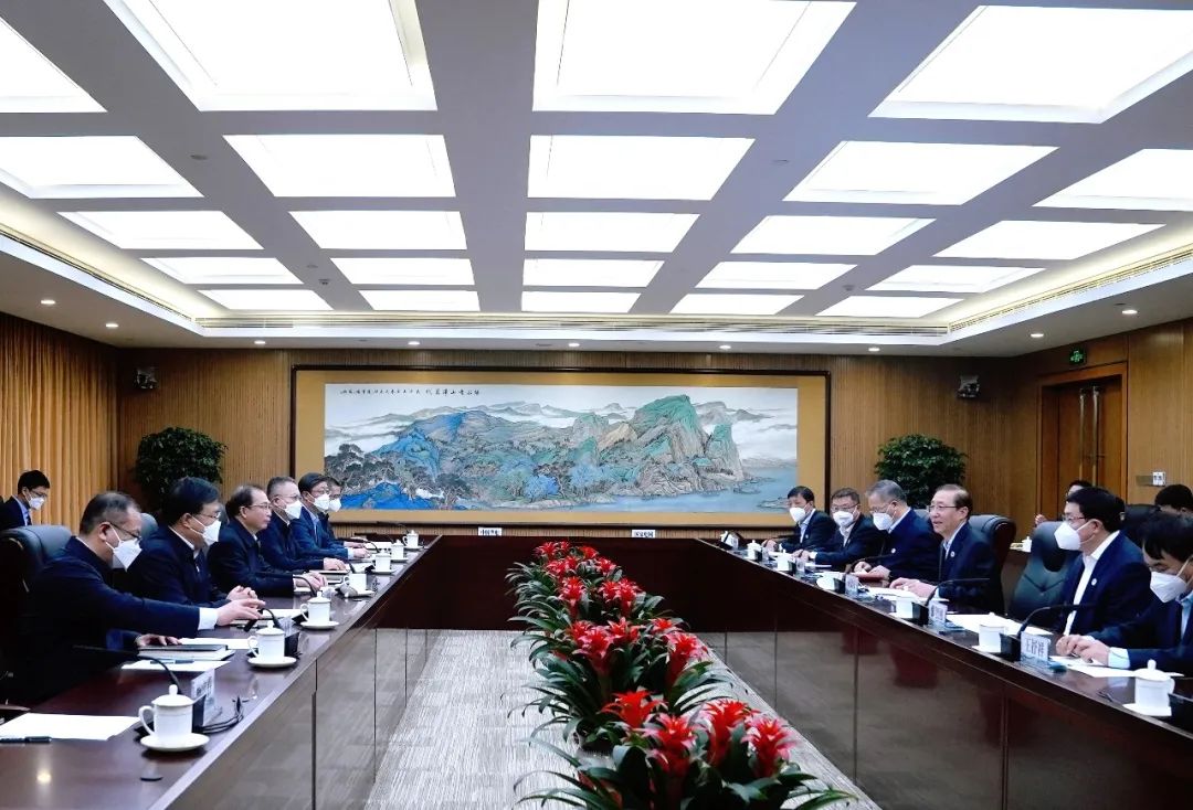 華電集團董事長江毅、總經(jīng)理葉向東與國家電網(wǎng)董事長辛保安、總經(jīng)理張智剛舉行會談