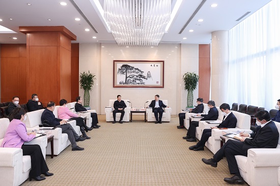 溫樞剛鄧建玲會(huì)見鄂爾多斯市委書記李理、市長(zhǎng)杜匯良