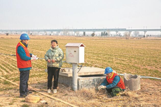 山東省梁山縣：黃河灘區(qū)上，井在地頭，電到井口