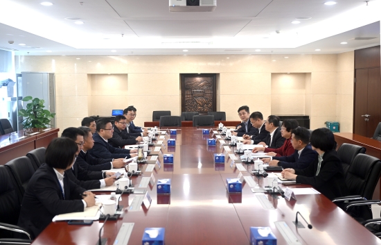 中國電建黨委常委、副總經(jīng)理王小軍與中國華電集團(tuán)黨組成員、副總經(jīng)理李旭紅會談