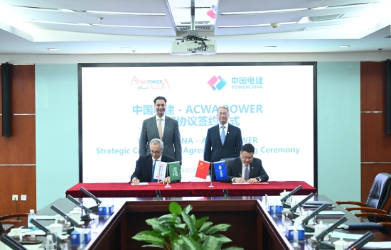 中國電建總經理王斌與沙特國際電力和水務公司副董事長桑德會談并見證簽署戰(zhàn)略合作協議