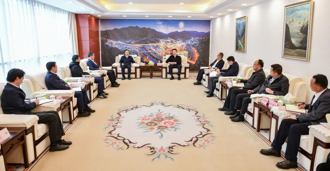 鄒磊與西藏自治區(qū)政府副主席、昌都市委書記龔會(huì)才，昌都市委副書記、市長羅慶伍會(huì)談