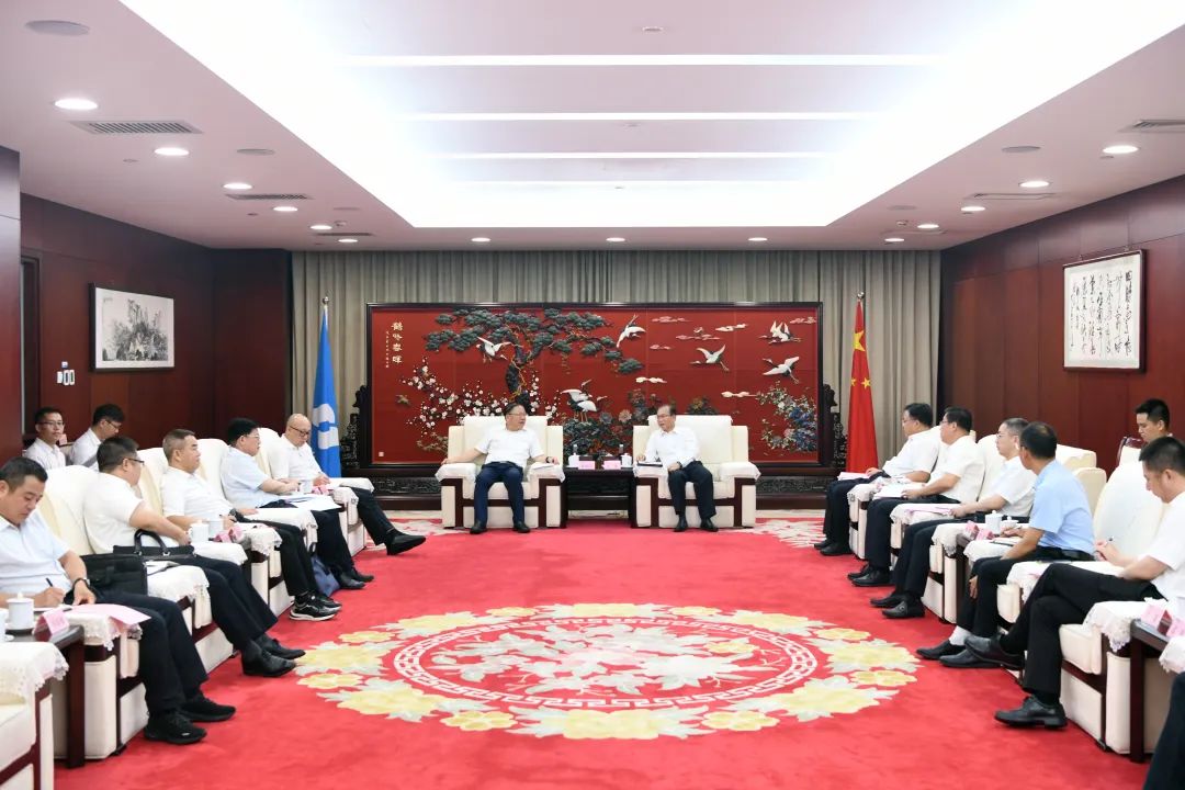 江毅與廣西壯族自治區(qū)人民政府黨組成員、國資委黨委書記秦如培舉行會談