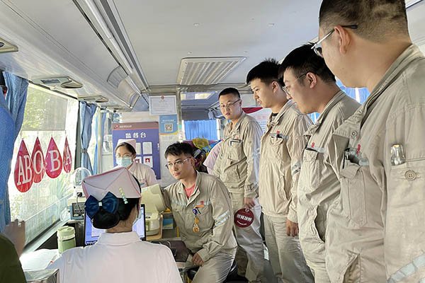 臨汾熱電公司組織“熱血與大愛同流，真情與奉獻同行”無償獻血活動