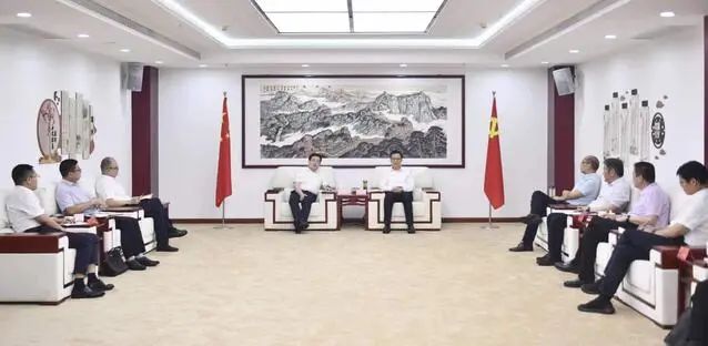漯河市委書記秦保強(qiáng)、市長(zhǎng)黃鈁會(huì)見中國(guó)電建華中區(qū)總部黨委書記、總經(jīng)理蹇尚友一行