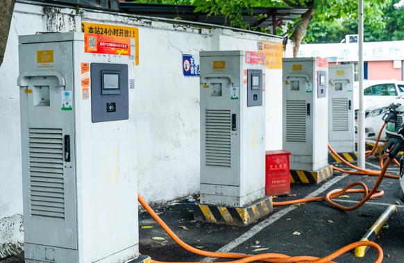新能源汽車日漸增多，充電樁使用亂象如何管?