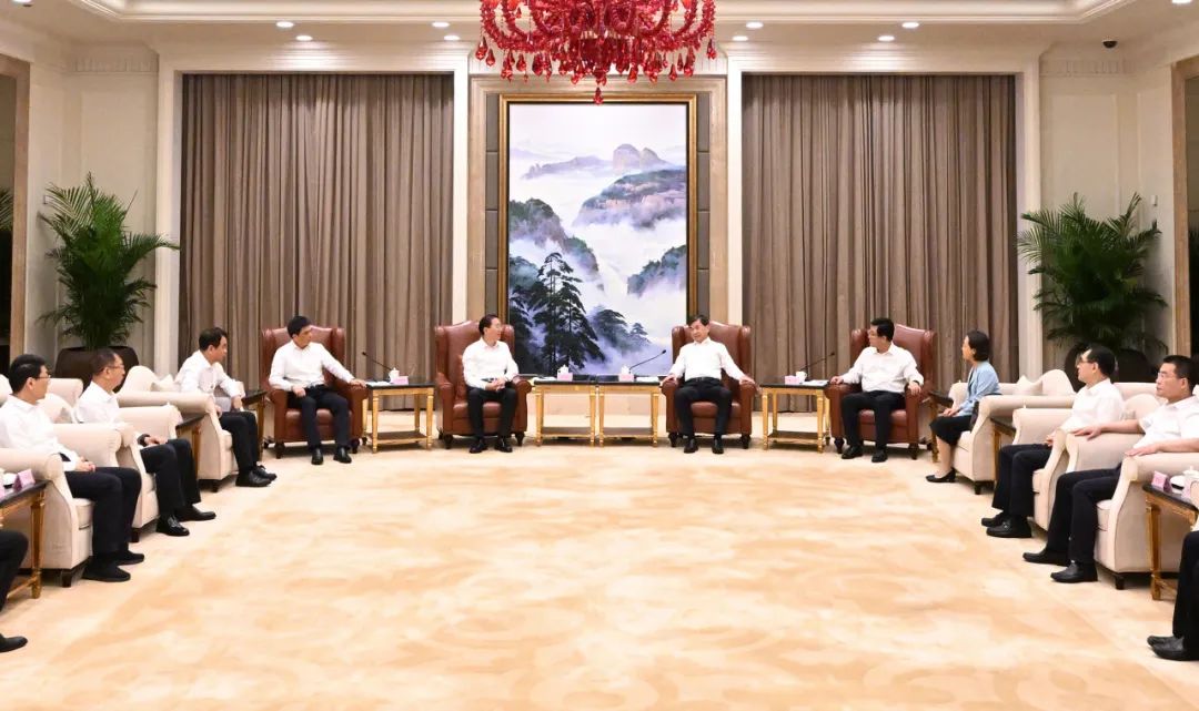 國(guó)家電網(wǎng)公司董事長(zhǎng)、黨組書辛保安與福建省委書記周祖翼、省長(zhǎng)趙龍會(huì)談