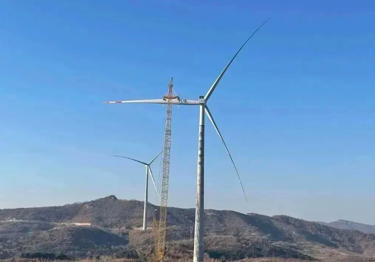 中石化起運公司營口風電項目首臺混塔圓滿吊裝！