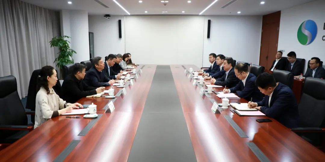 中國電氣裝備黨委書記、董事長白忠泉會見上海市經(jīng)濟(jì)和信息化委員會副主任戎之勤