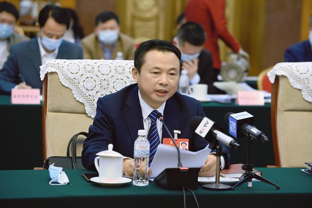 【兩會好聲音】全國人大代表、天能控股董事長張?zhí)烊危和苿印犊稍偕茉捶ā沸抻?，保障國家能源安? /></a></div>
				<div   id=