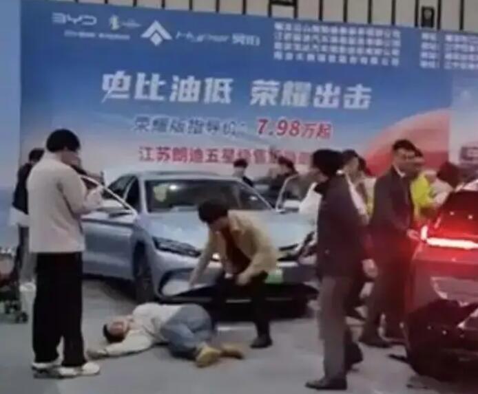 突然啟動(dòng)!參展車(chē)撞傷5人，車(chē)企最新回應(yīng)