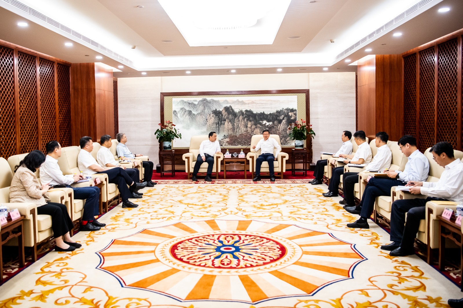 國家能源集團公司總經理、黨組副書記余兵會見鎮(zhèn)江市委書記馬明龍一行