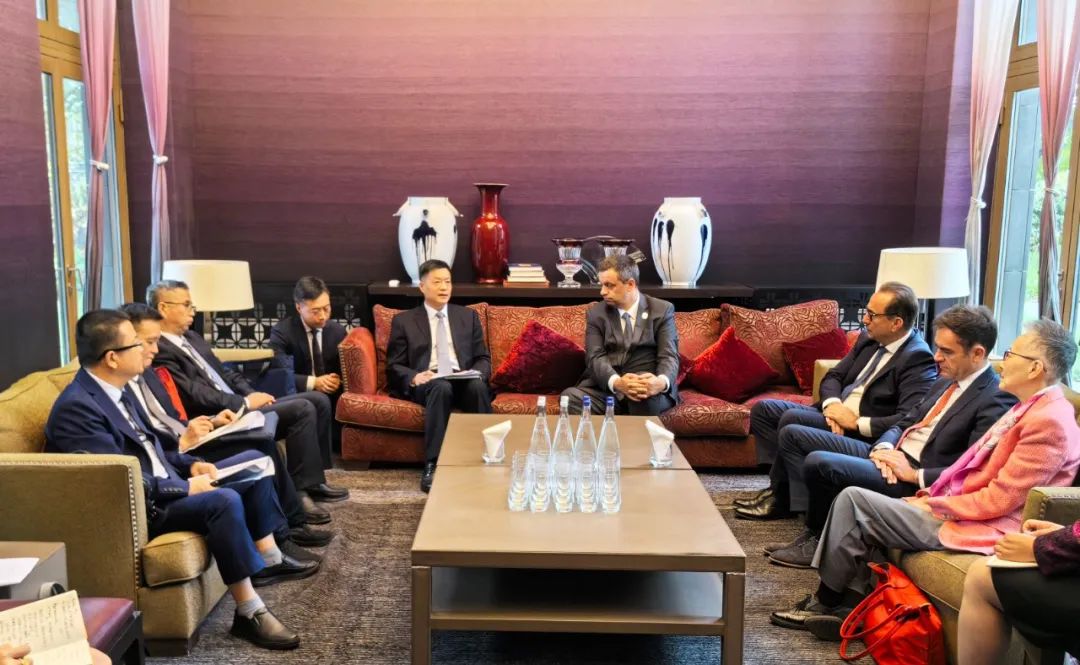 東方電氣集團黨組書記、董事長俞培根與法國電力集團董事長兼首席執(zhí)行官呂克·雷蒙會談