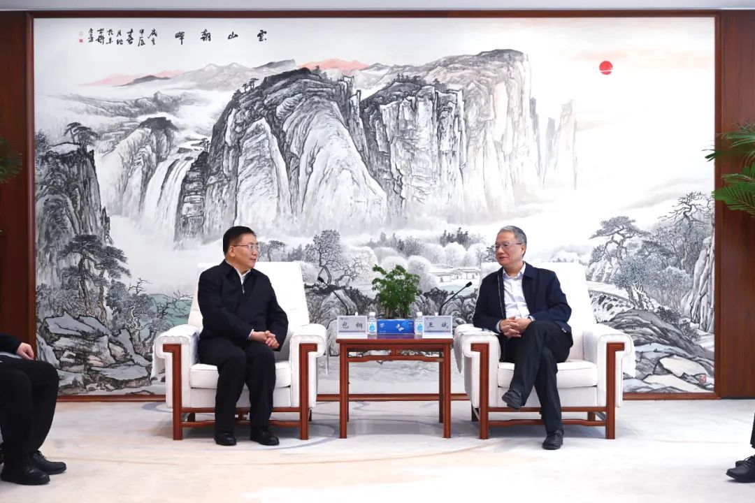 中國電建黨委副書記、總經(jīng)理王斌與內(nèi)蒙古自治區(qū)黨委常委、呼和浩特市委書記包鋼會談