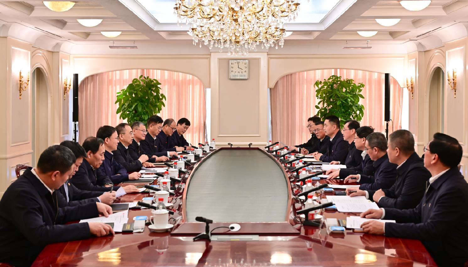 大唐集團董事長鄒磊、總經(jīng)理張傳江與中國安能董事長陳奕輝、總經(jīng)理周慶豐會談