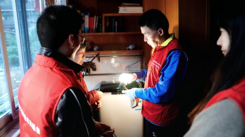國網(wǎng)浙江物資公司電力青年主動上門服務(wù)，“電暖”千萬家